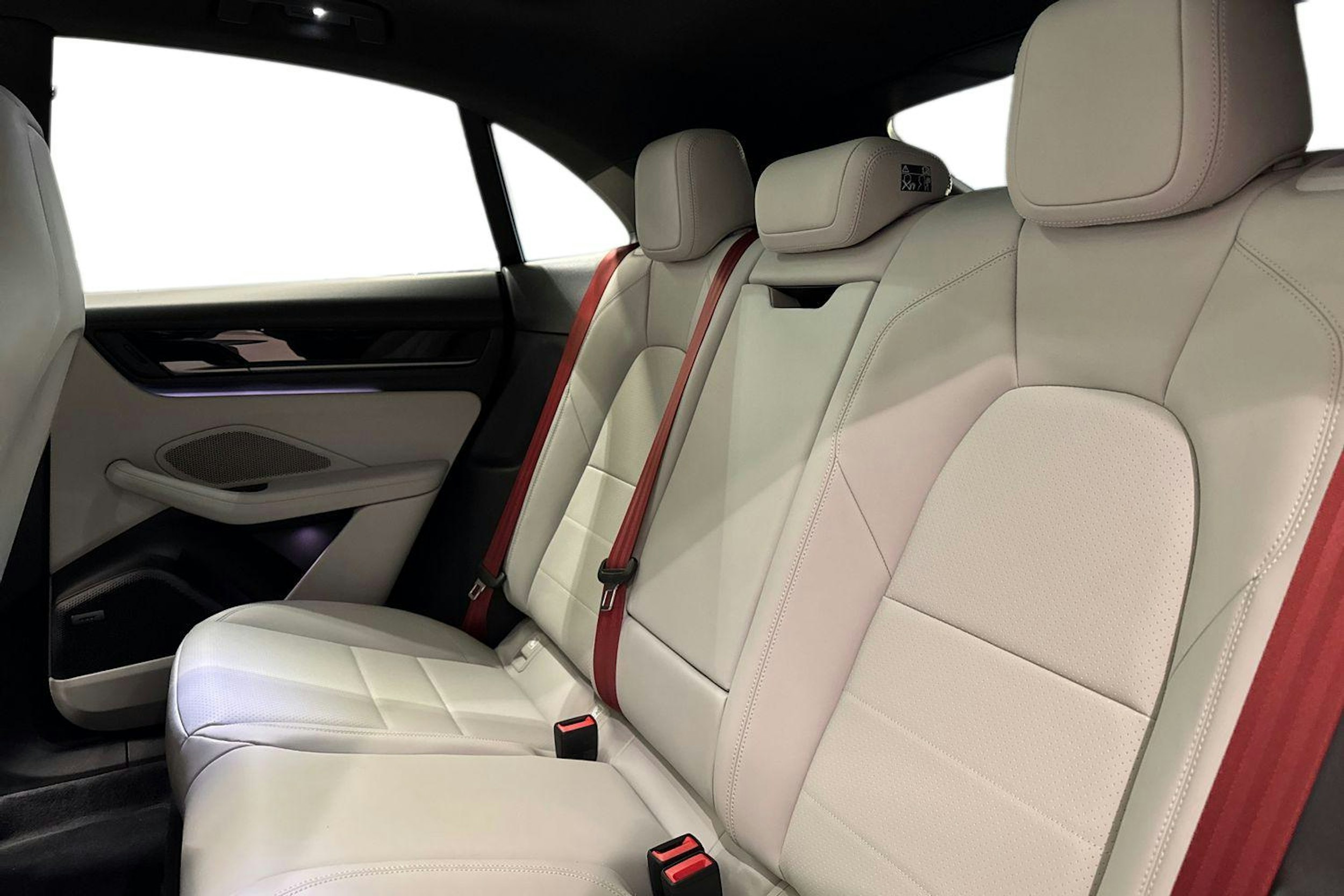 harmaa Porsche Macan 2026 kuva 8.