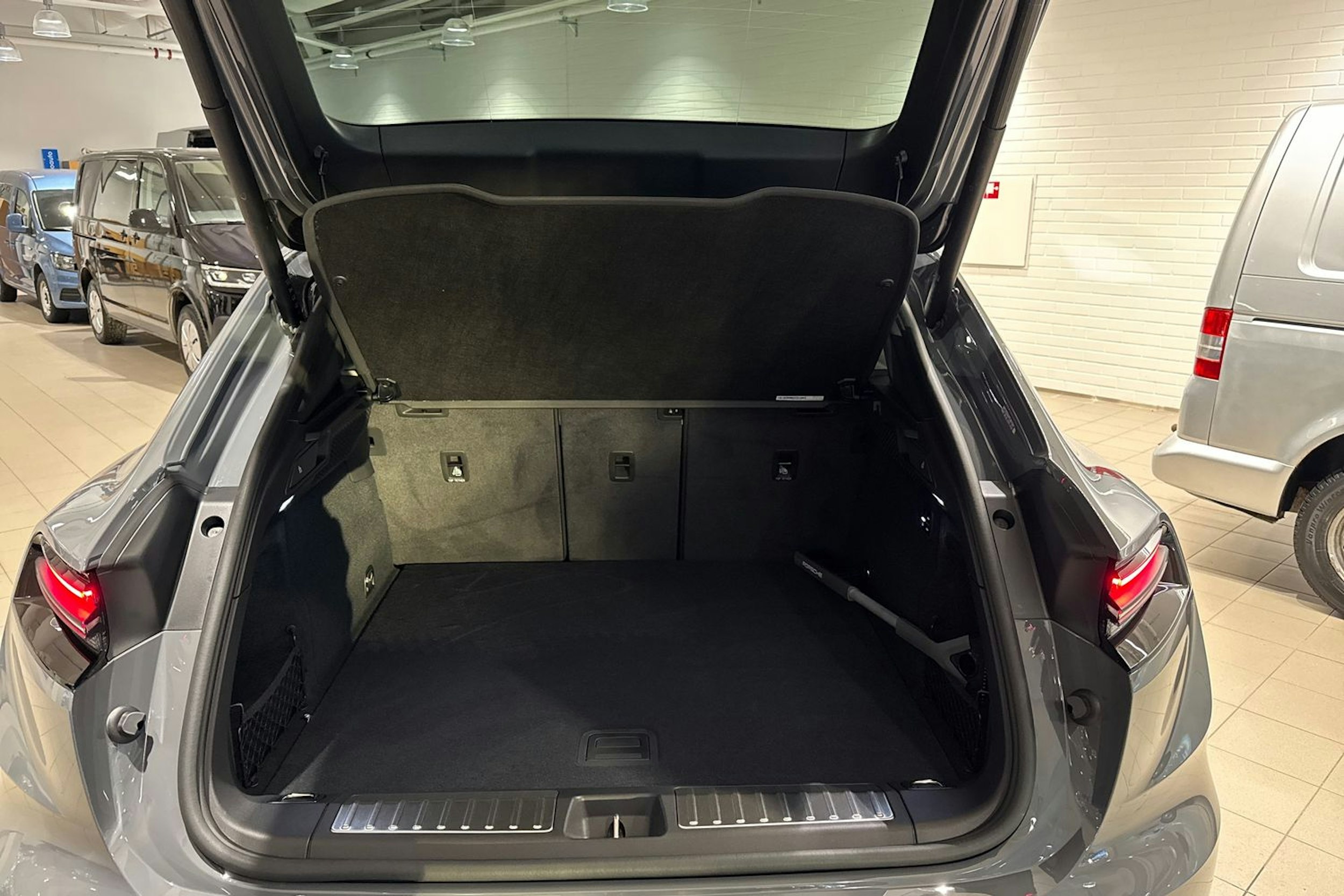 harmaa Porsche Macan 2026 kuva 11.