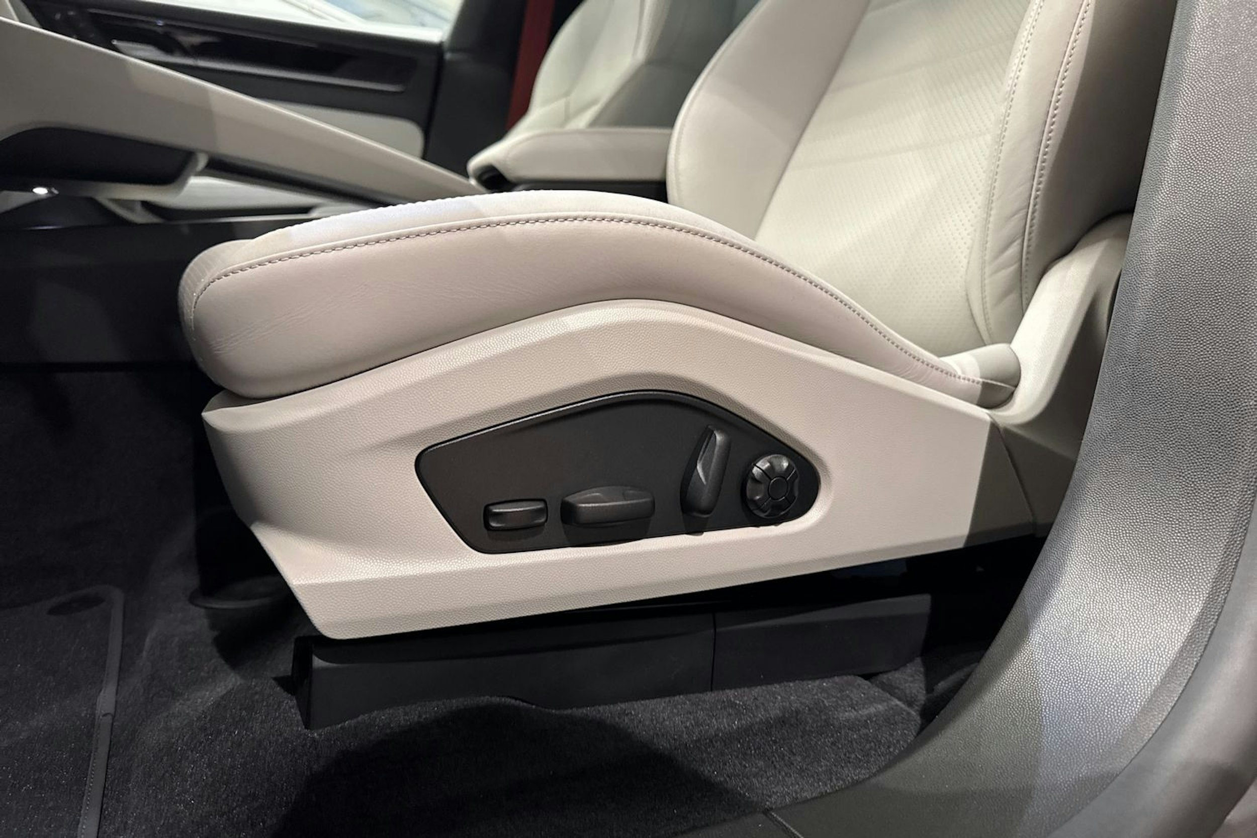 harmaa Porsche Macan 2026 kuva 15.