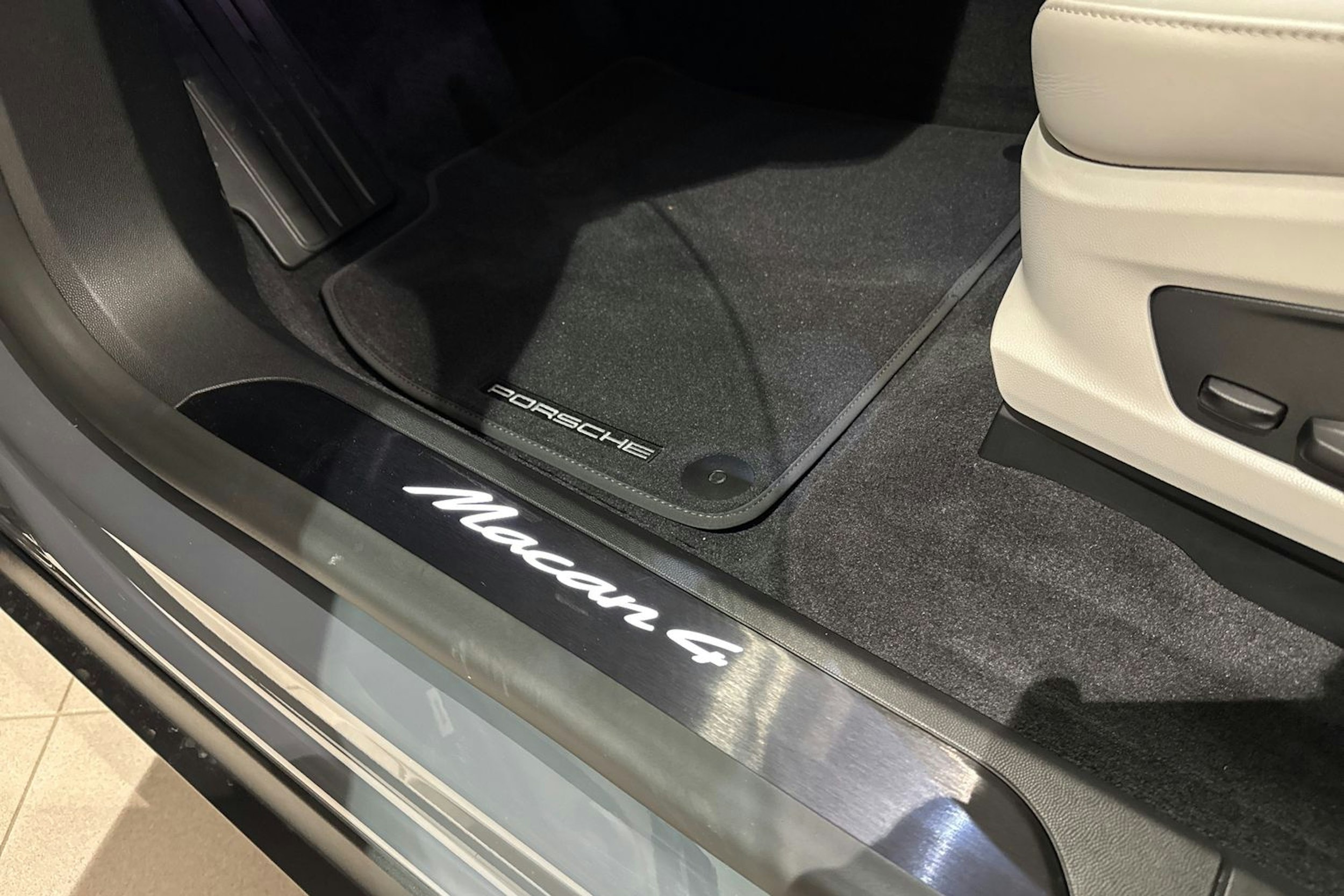 harmaa Porsche Macan 2026 kuva 16.