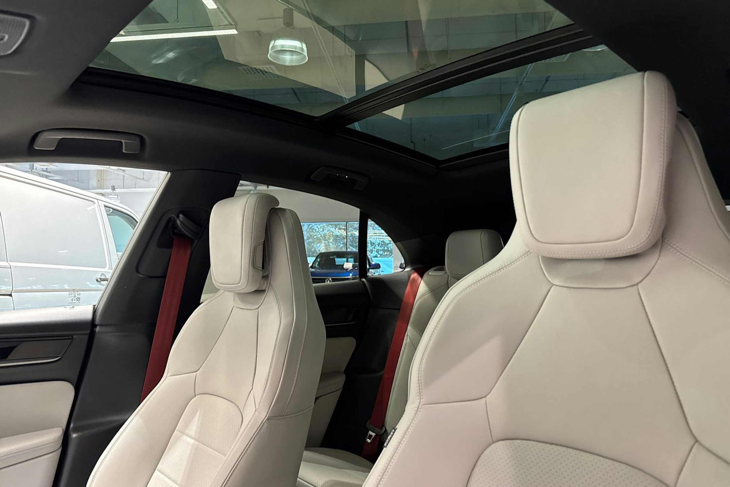 harmaa Porsche Macan 2026 kuva 23.