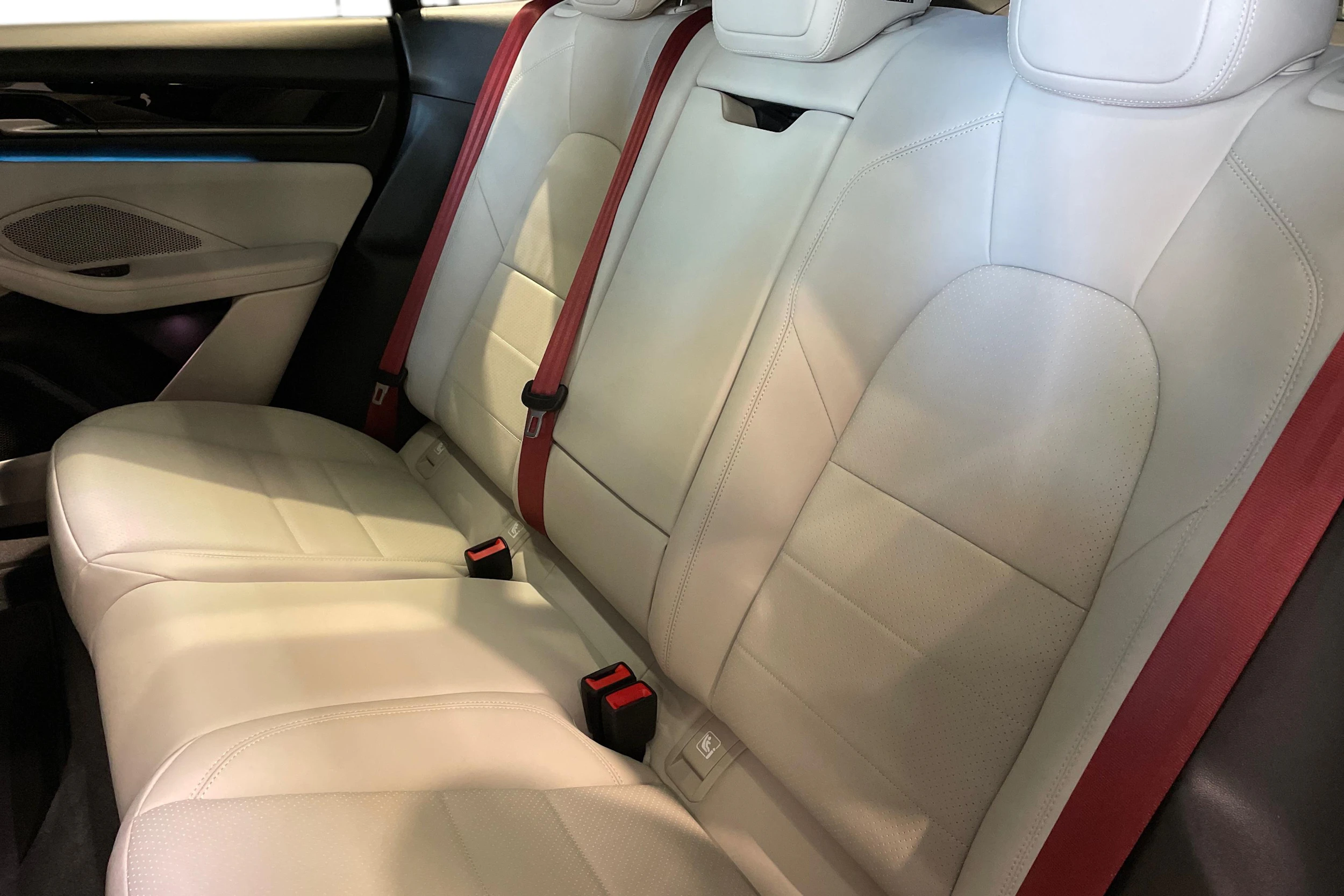 harmaa Porsche Macan 2026 kuva 8.