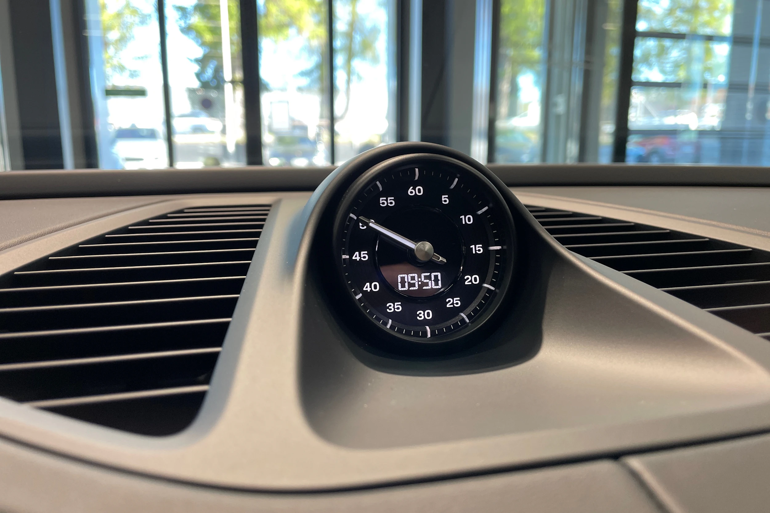 harmaa Porsche Macan 2026 kuva 16.