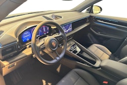 met. musta Porsche Macan 2026 kuva 6.