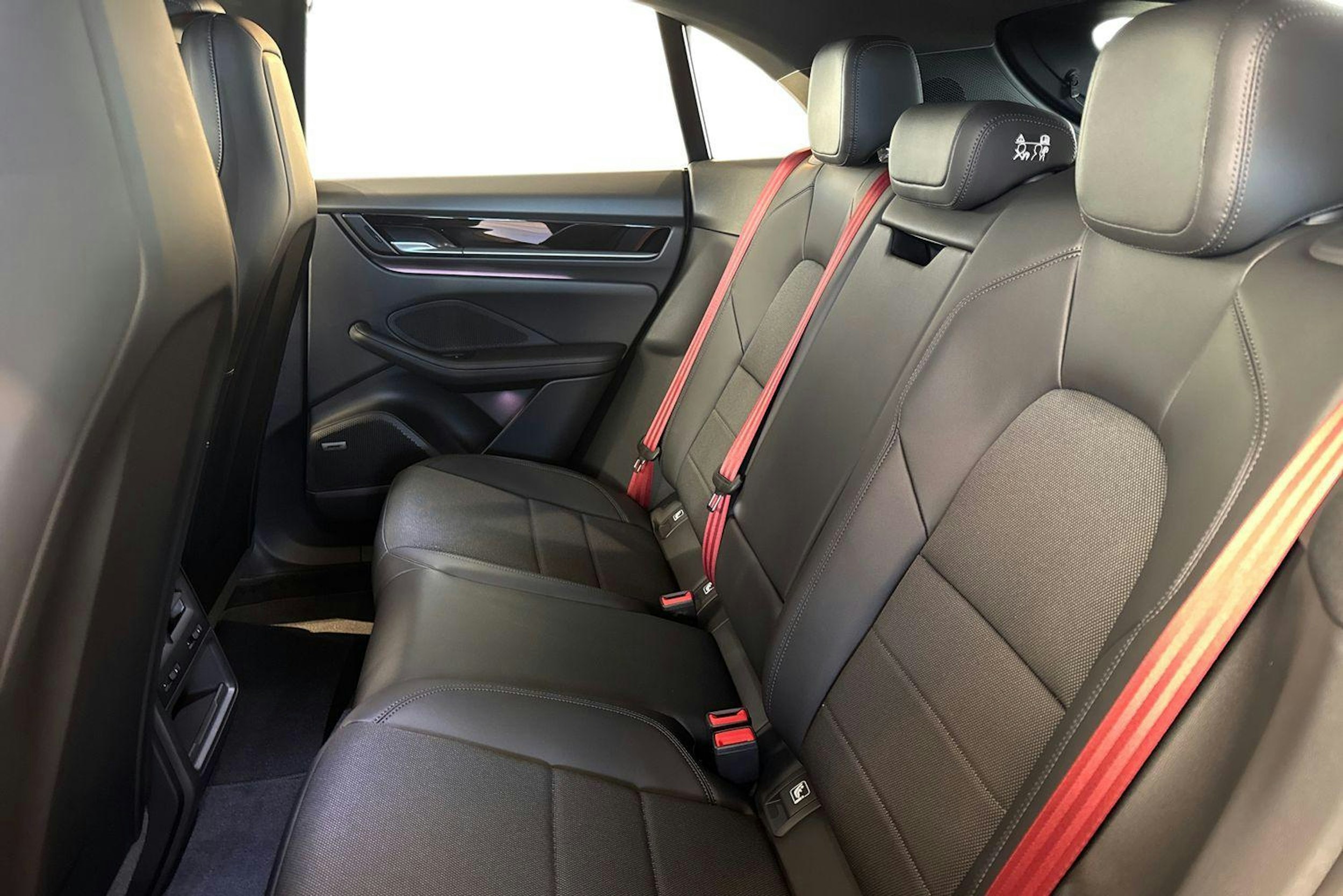 met. musta Porsche Macan 2026 kuva 8.