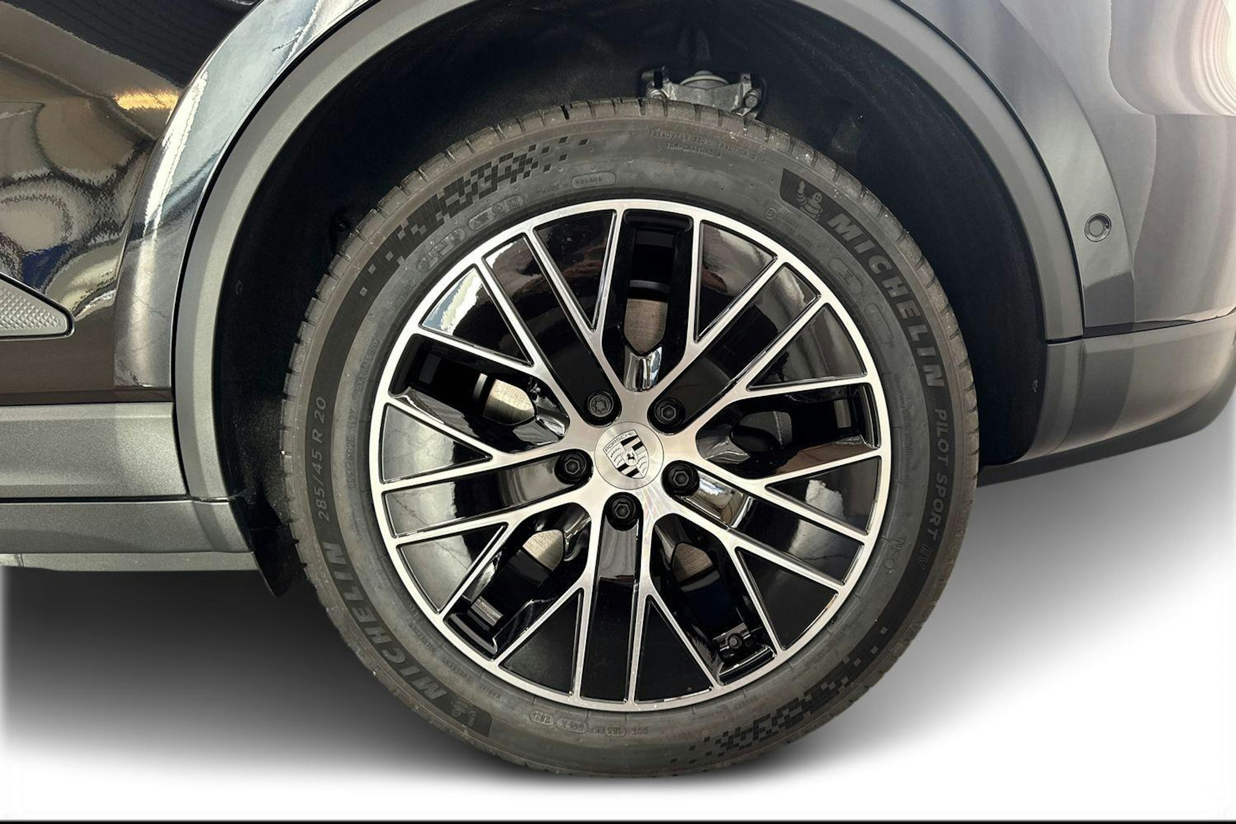 met. musta Porsche Macan 2026 kuva 9.