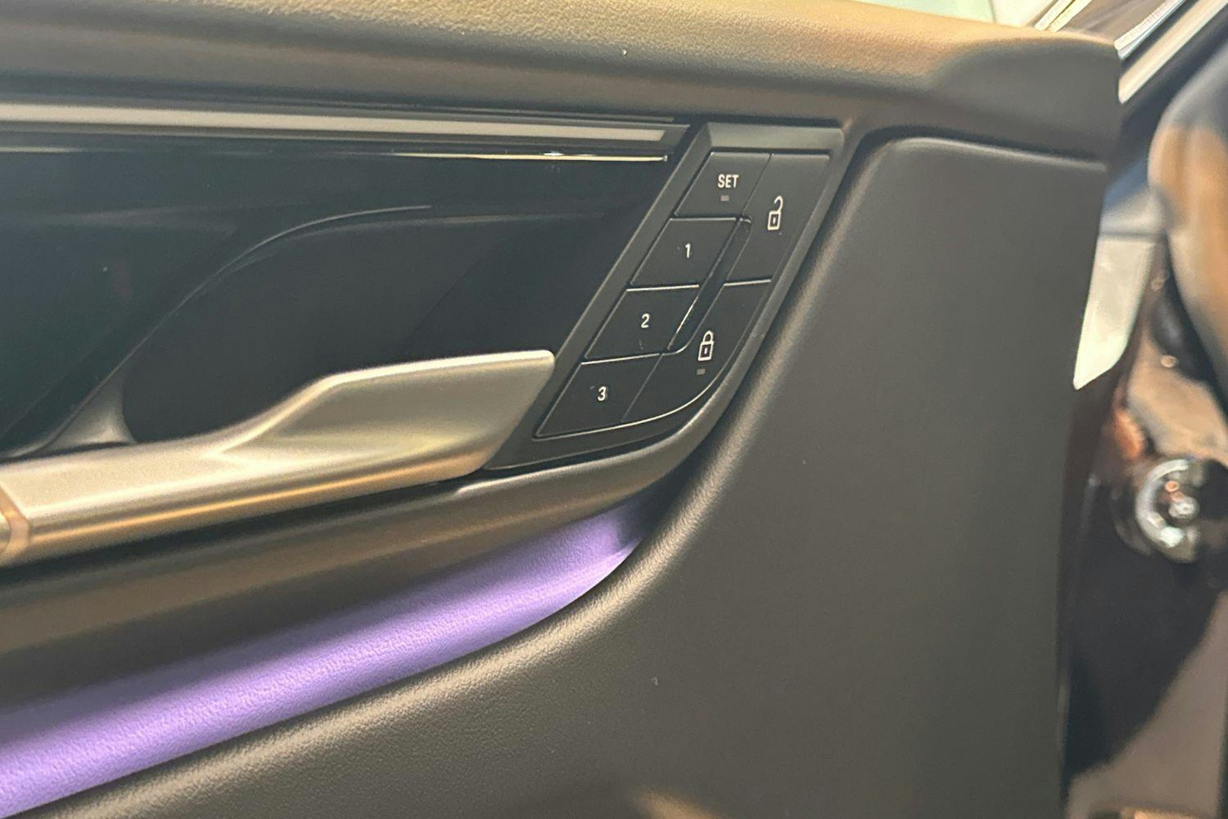 met. musta Porsche Macan 2026 kuva 10.