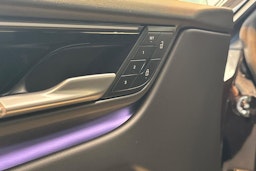 met. musta Porsche Macan 2026 kuva 10.