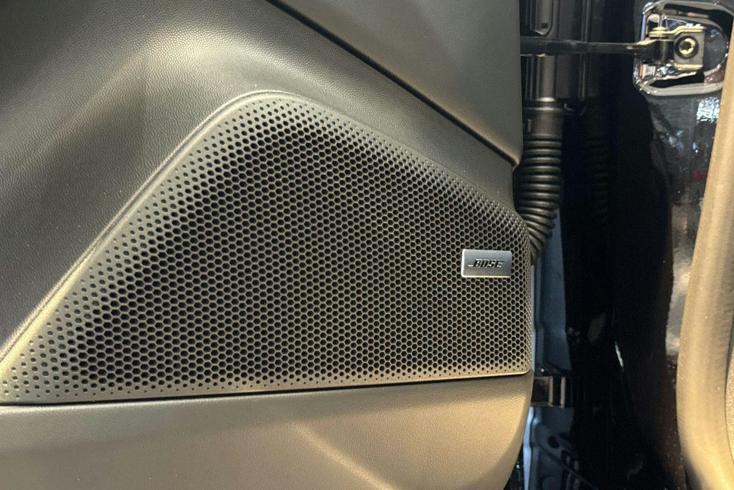 met. musta Porsche Macan 2026 kuva 11.