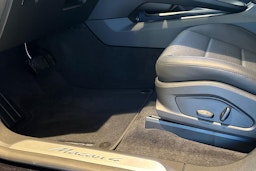 met. musta Porsche Macan 2026 kuva 12.