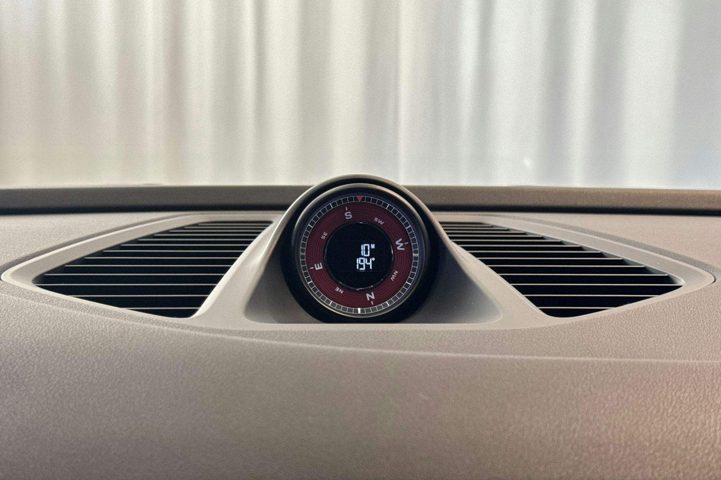 met. musta Porsche Macan 2026 kuva 14.