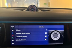 met. musta Porsche Macan 2026 kuva 23.