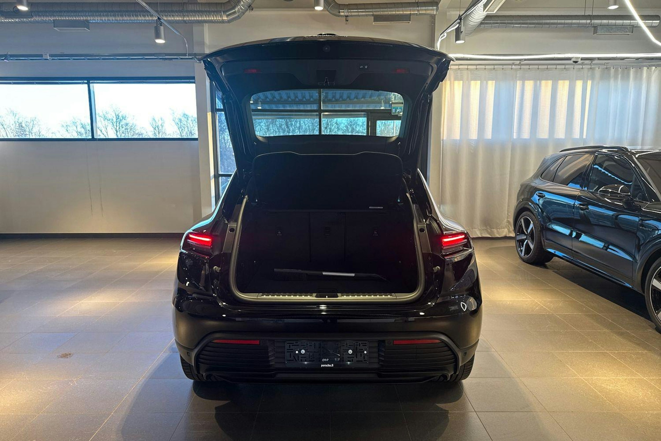 met. musta Porsche Macan 2026 kuva 24.