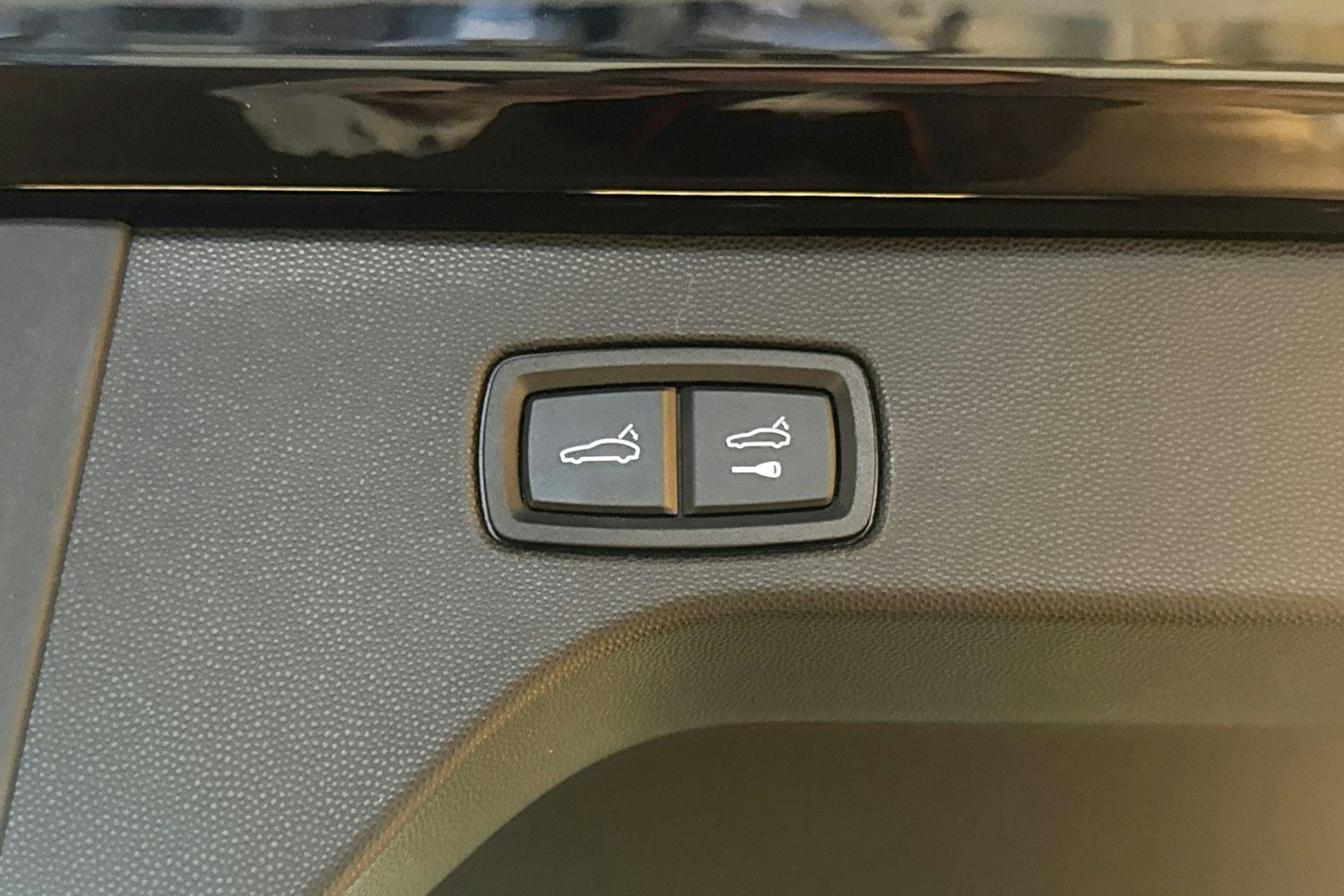 met. musta Porsche Macan 2026 kuva 25.