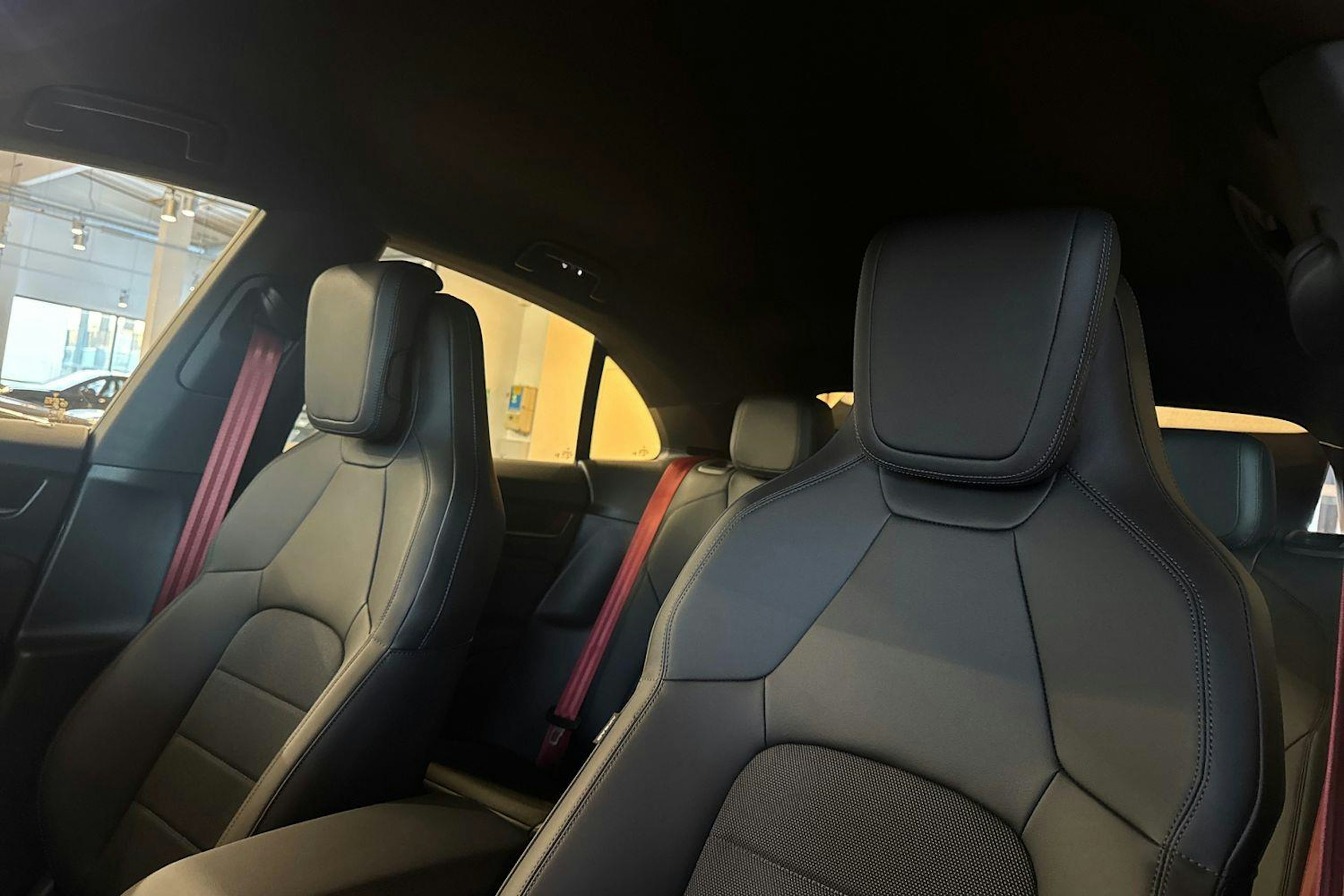 met. musta Porsche Macan 2026 kuva 26.