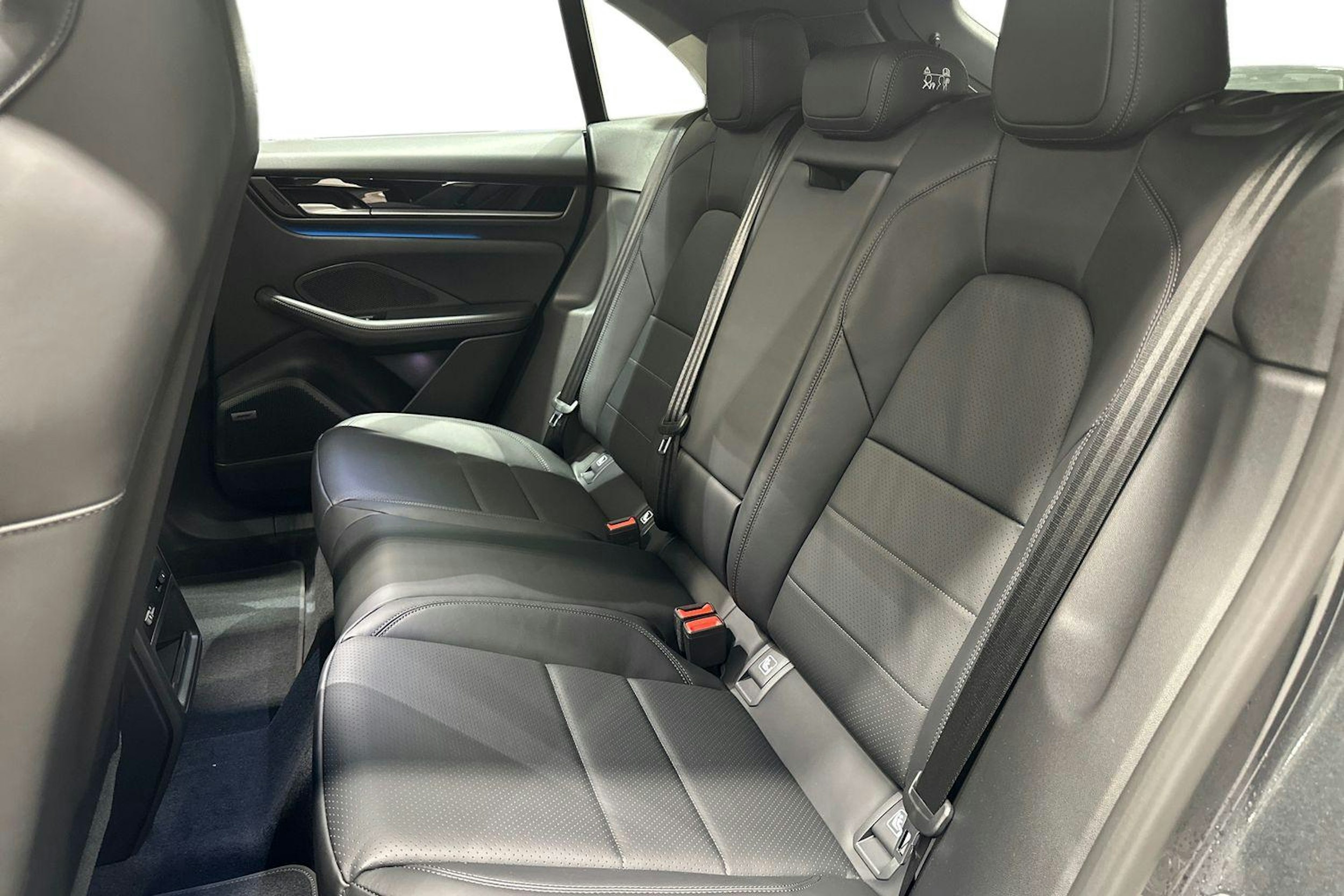 harmaa Porsche Macan 2026 kuva 8.