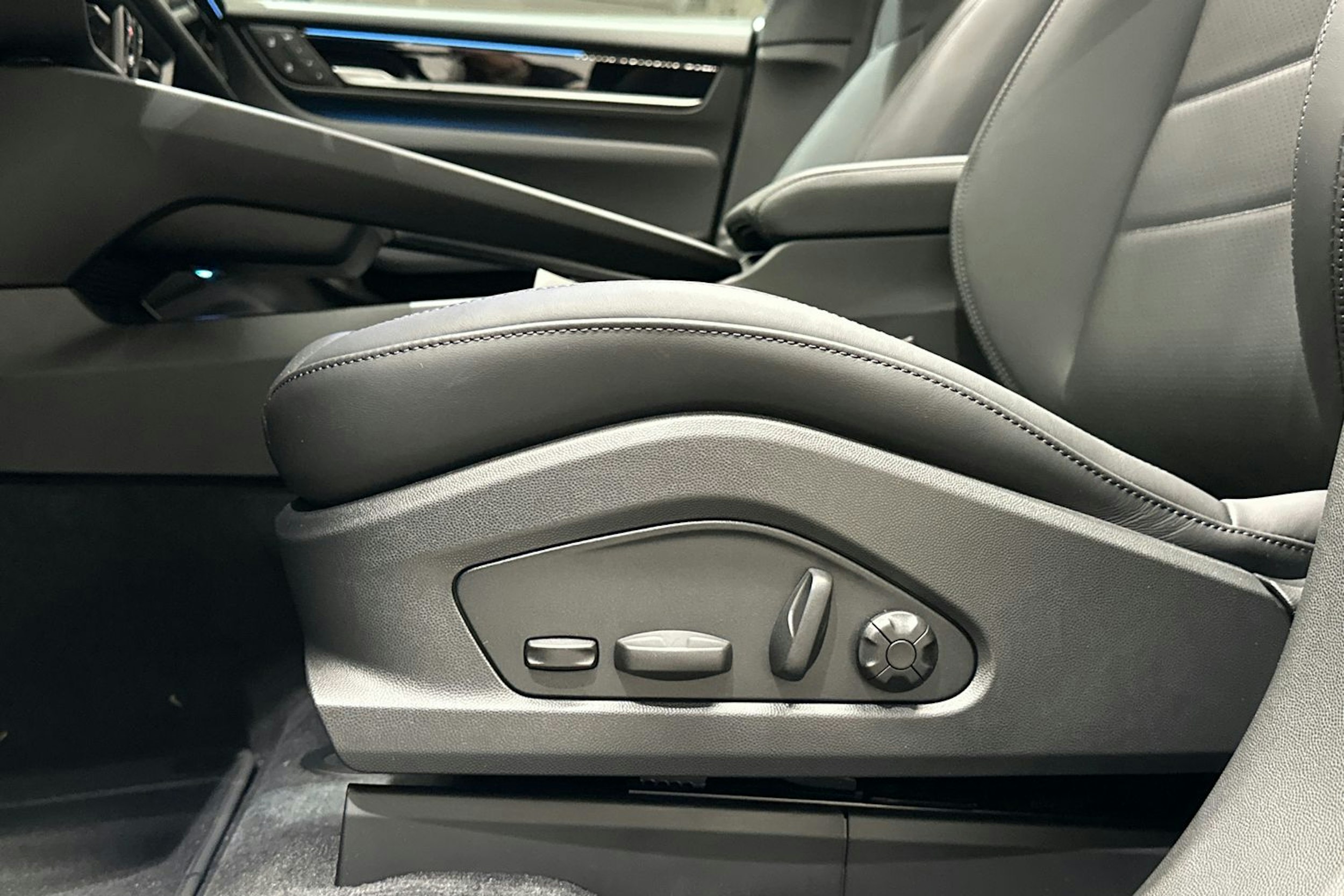 harmaa Porsche Macan 2026 kuva 16.