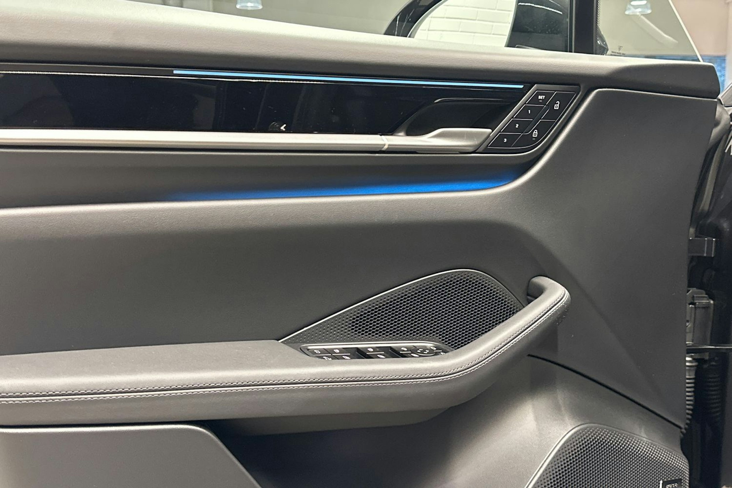 harmaa Porsche Macan 2026 kuva 18.