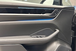 harmaa Porsche Macan 2026 kuva 18.