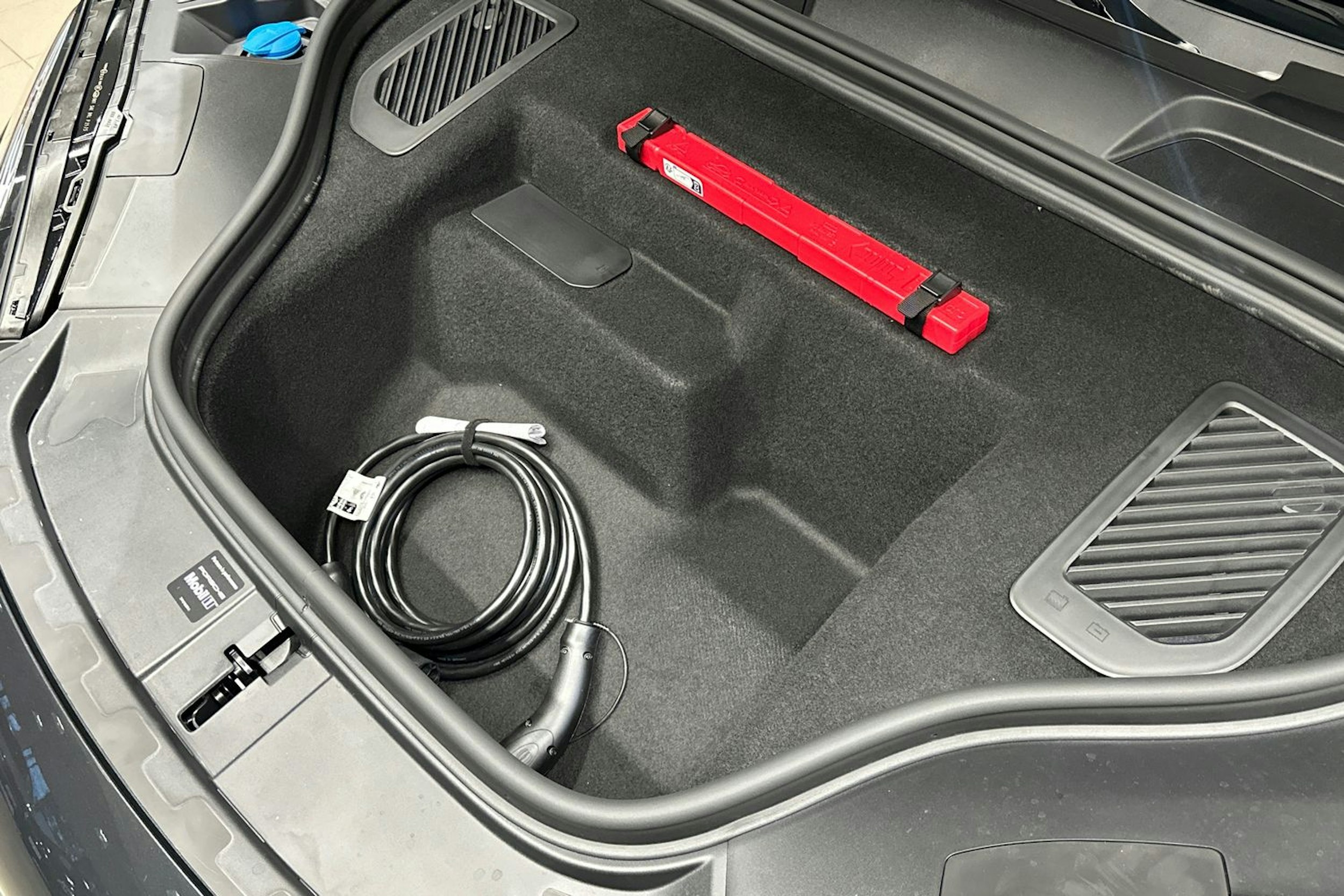 harmaa Porsche Macan 2026 kuva 28.