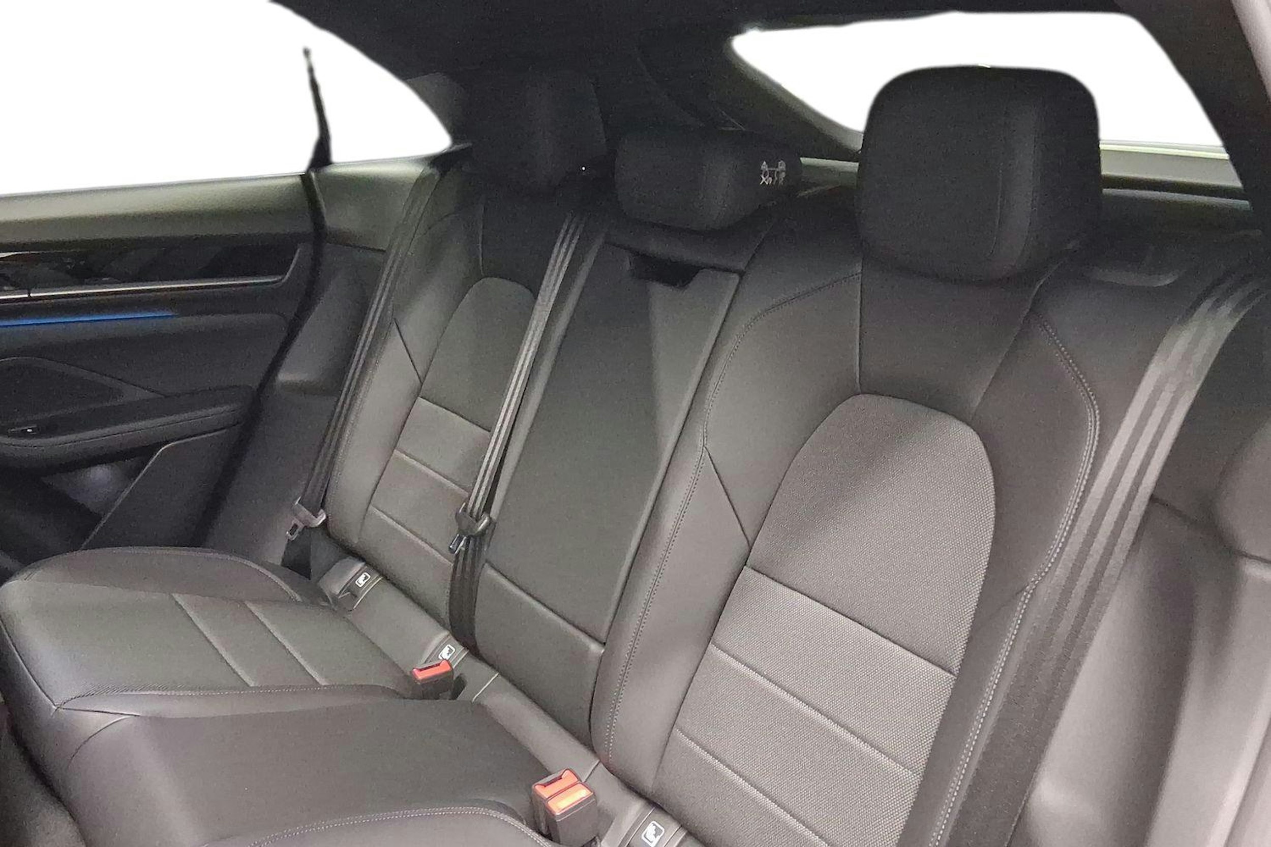 valkoinen Porsche Macan 2026 kuva 8.