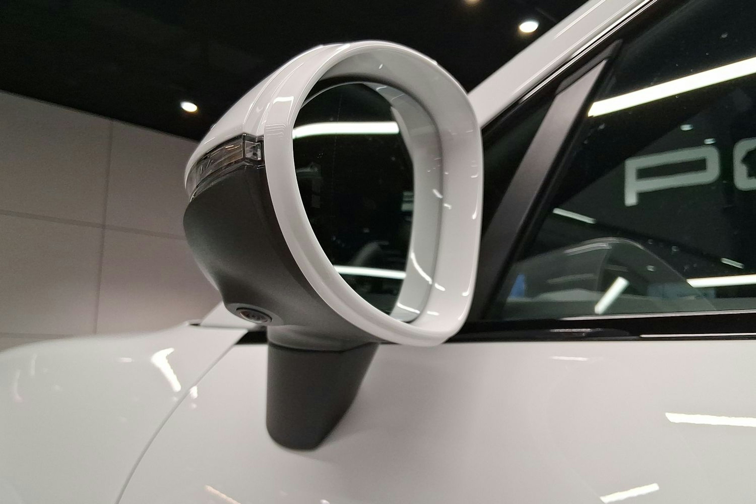 valkoinen Porsche Macan 2026 kuva 10.