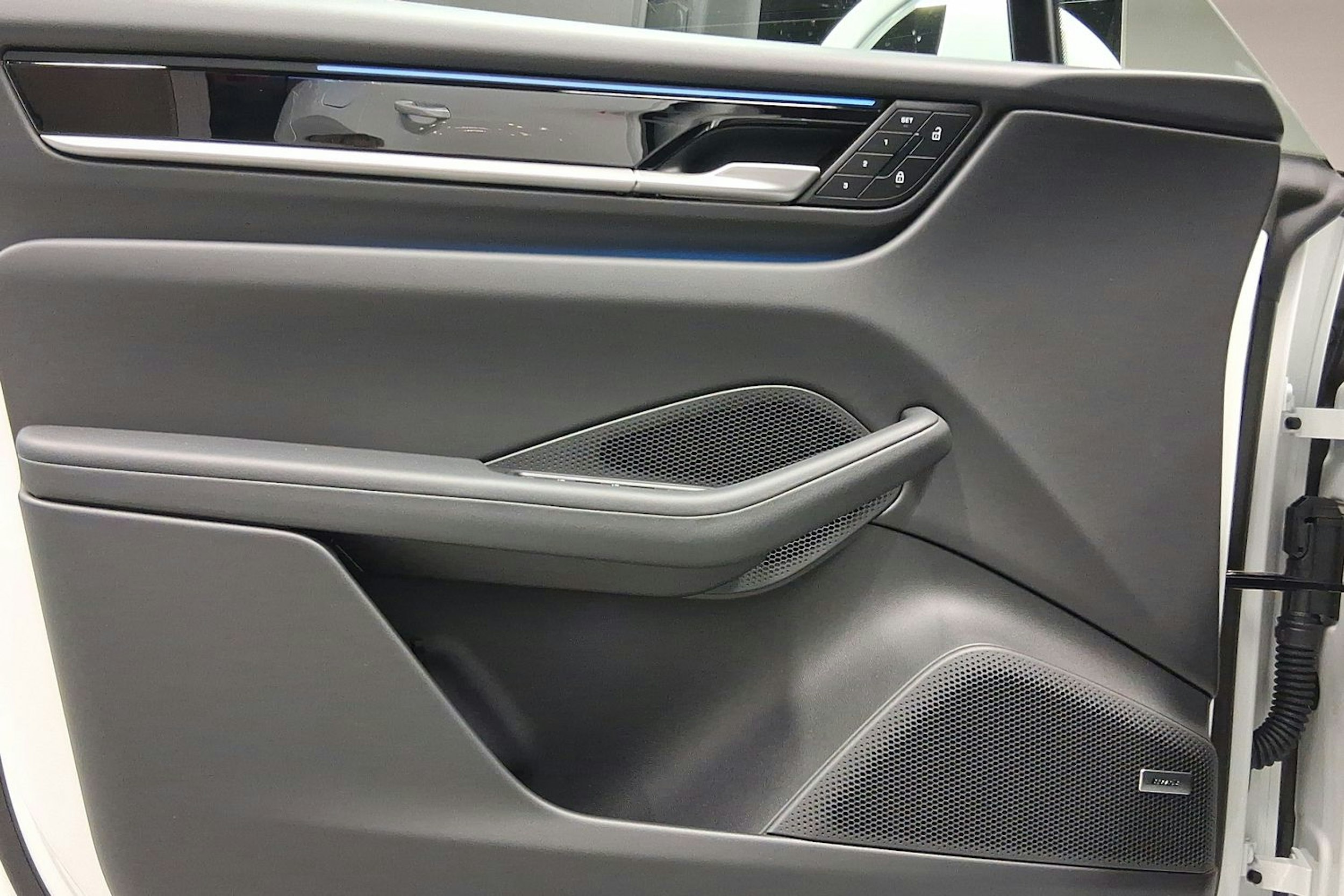 valkoinen Porsche Macan 2026 kuva 11.