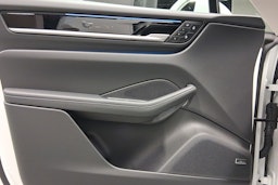 valkoinen Porsche Macan 2026 kuva 11.