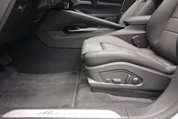 valkoinen Porsche Macan 2026 kuva 12.