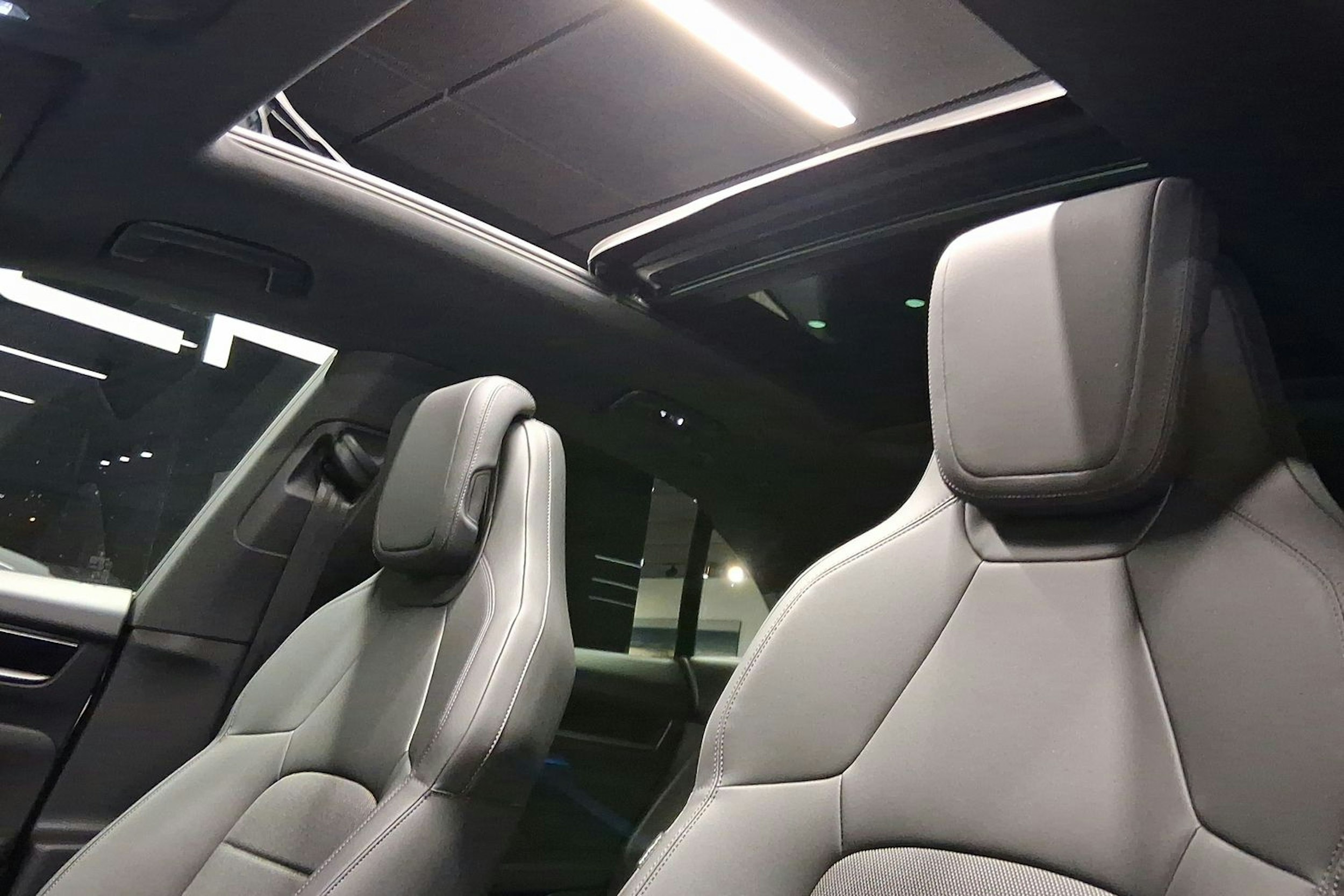 valkoinen Porsche Macan 2026 kuva 13.