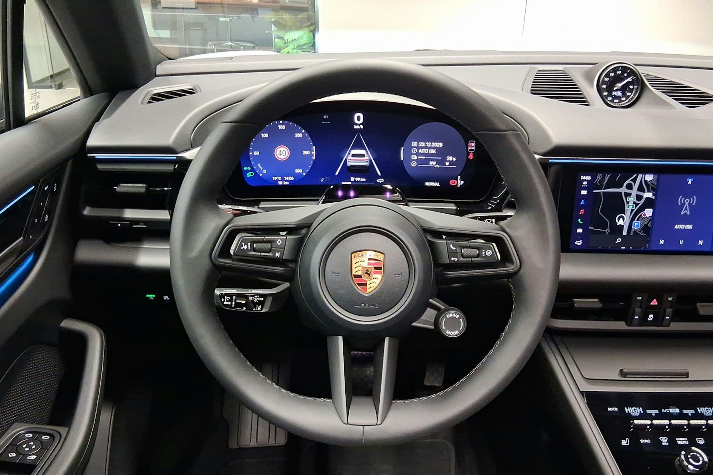 valkoinen Porsche Macan 2026 kuva 14.