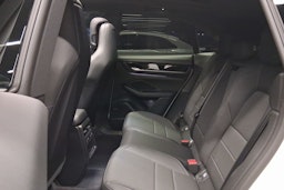 valkoinen Porsche Macan 2026 kuva 18.