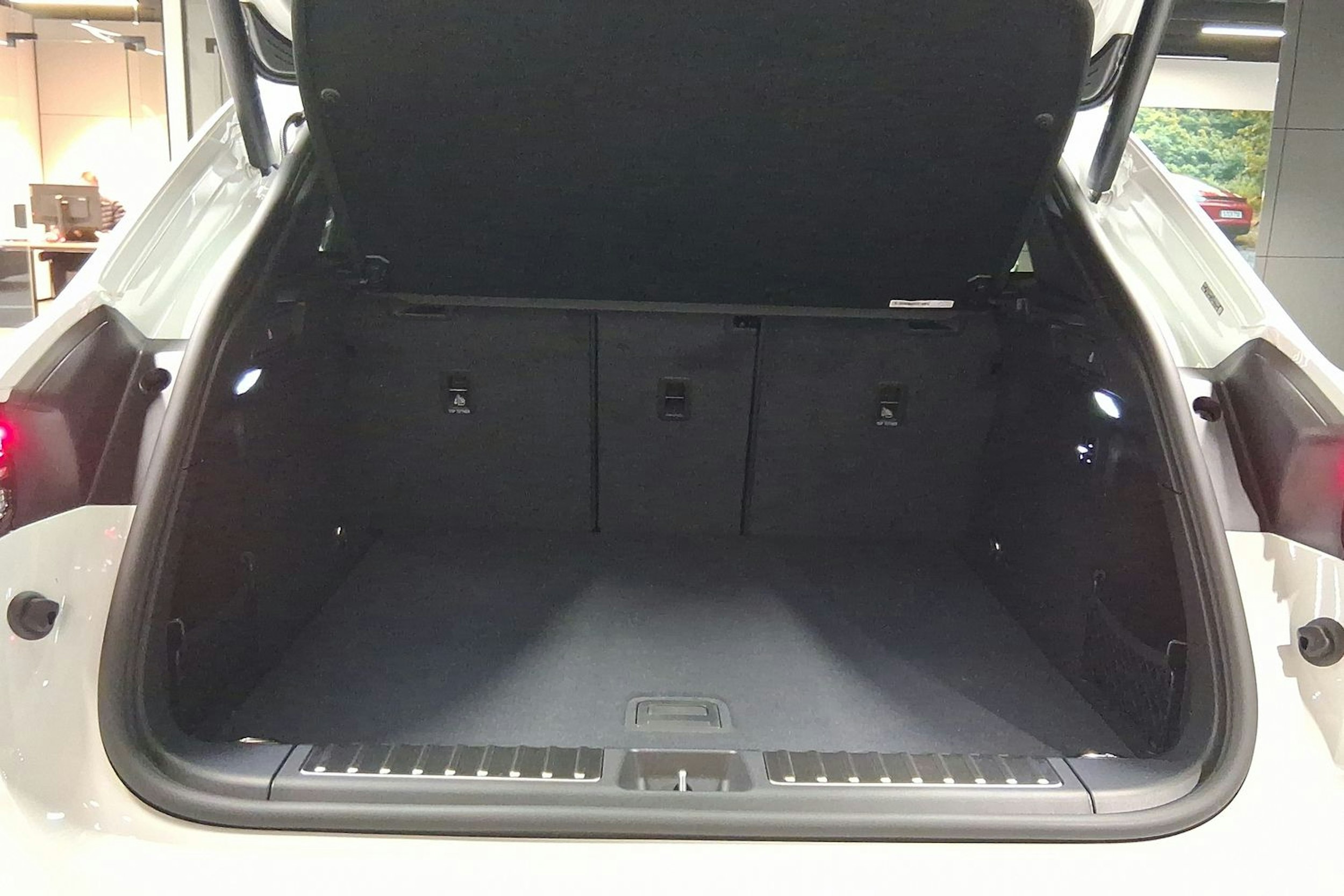 valkoinen Porsche Macan 2026 kuva 19.