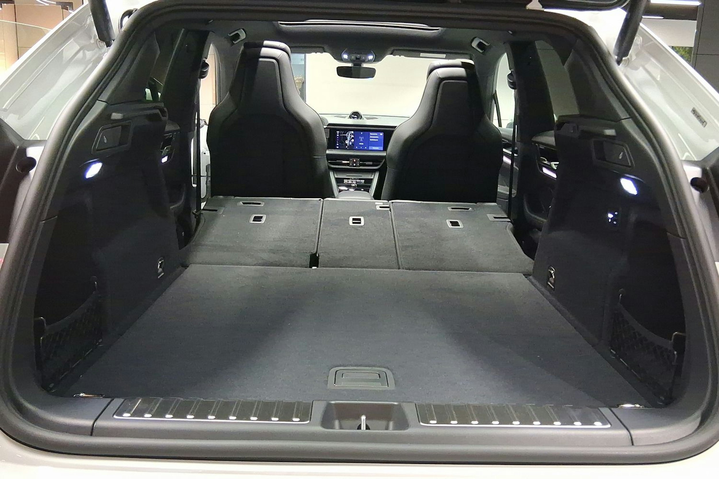 valkoinen Porsche Macan 2026 kuva 20.