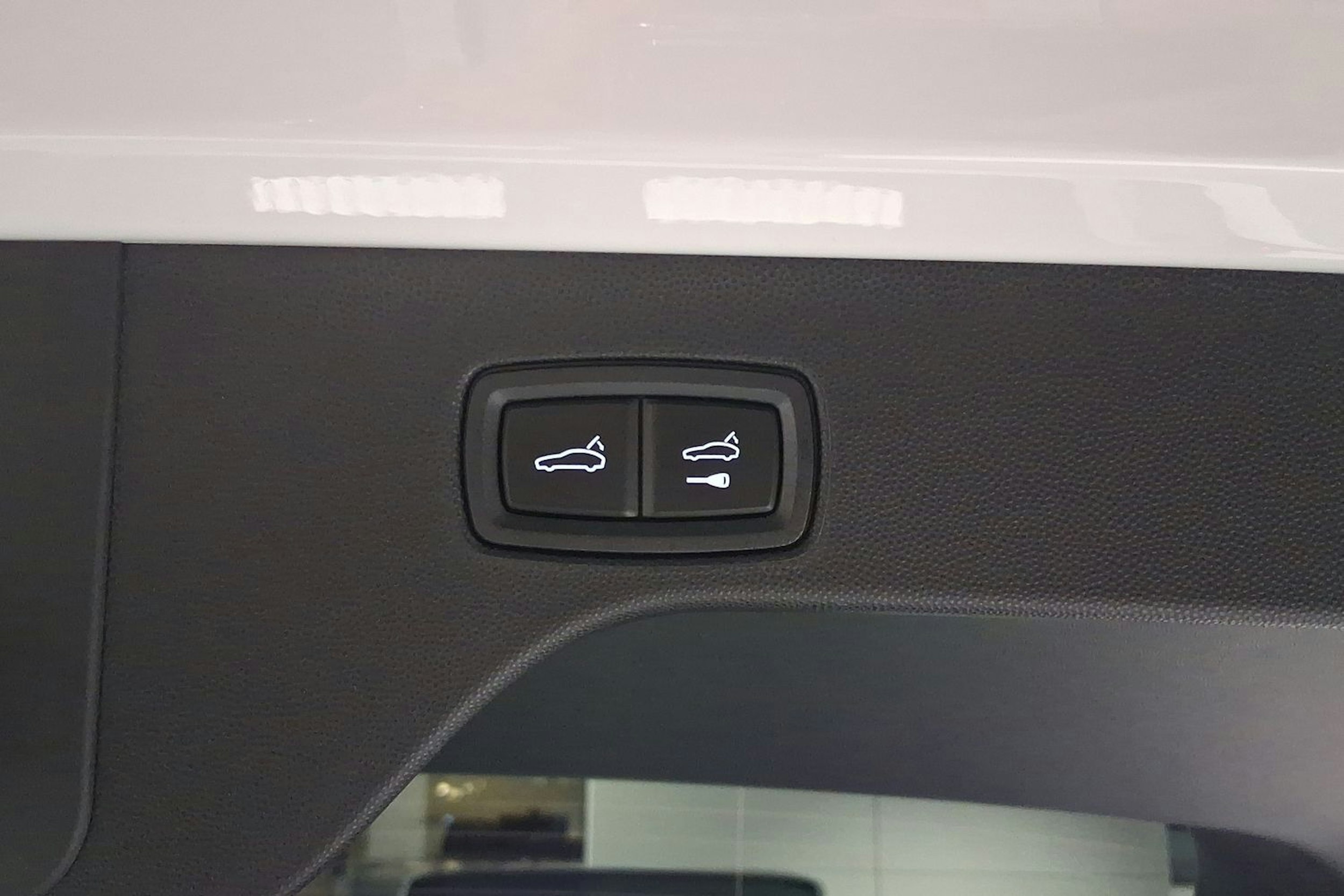 valkoinen Porsche Macan 2026 kuva 21.