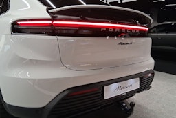 valkoinen Porsche Macan 2026 kuva 22.