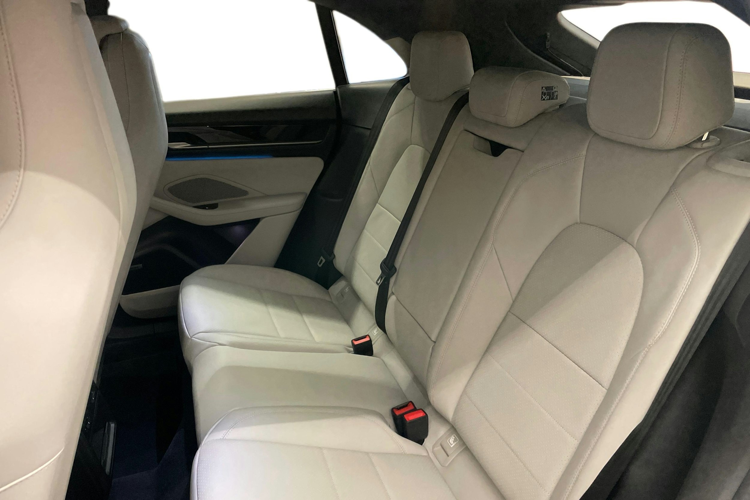 sininen Porsche Macan 2026 kuva 8.