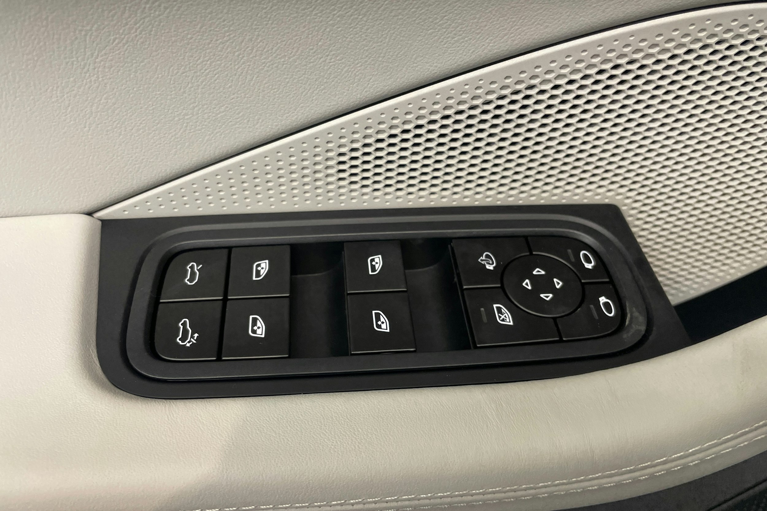 sininen Porsche Macan 2026 kuva 12.