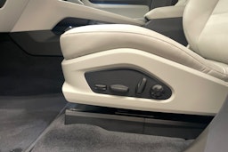 sininen Porsche Macan 2026 kuva 13.