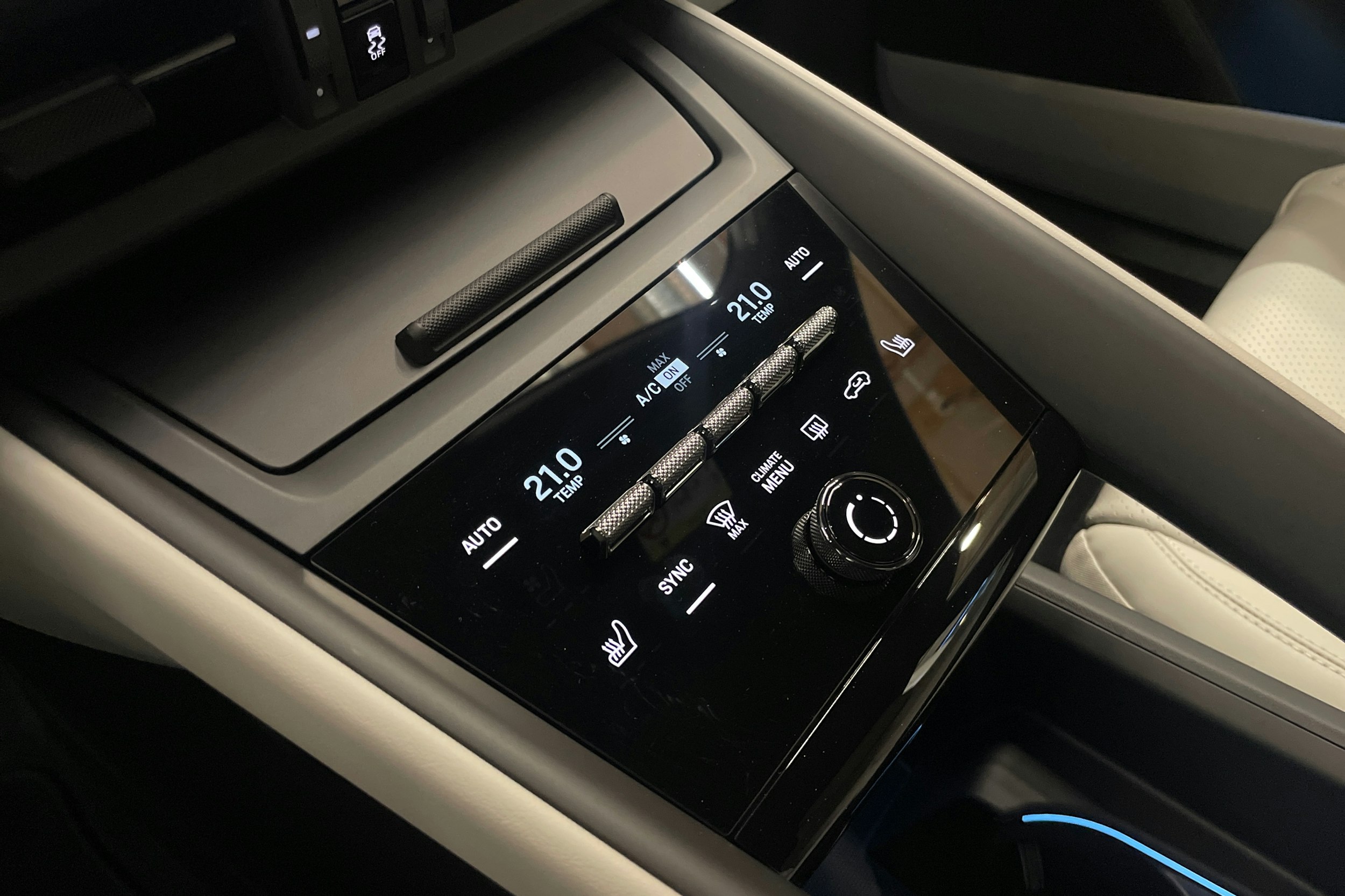 sininen Porsche Macan 2026 kuva 17.