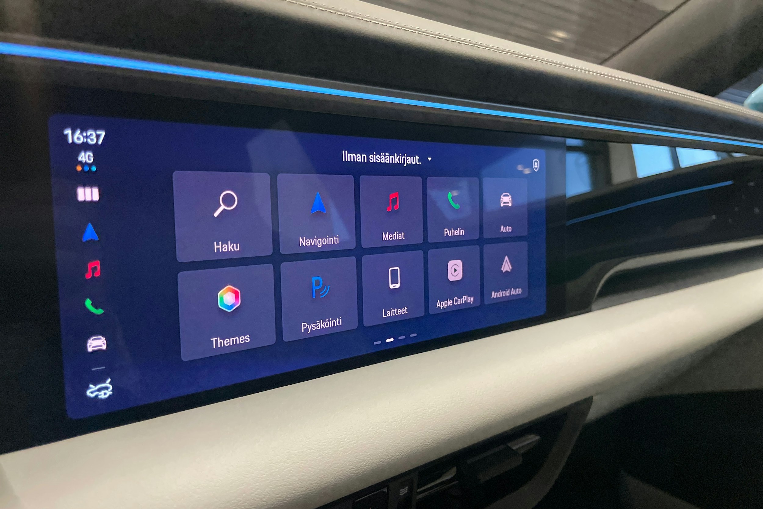 sininen Porsche Macan 2026 kuva 18.