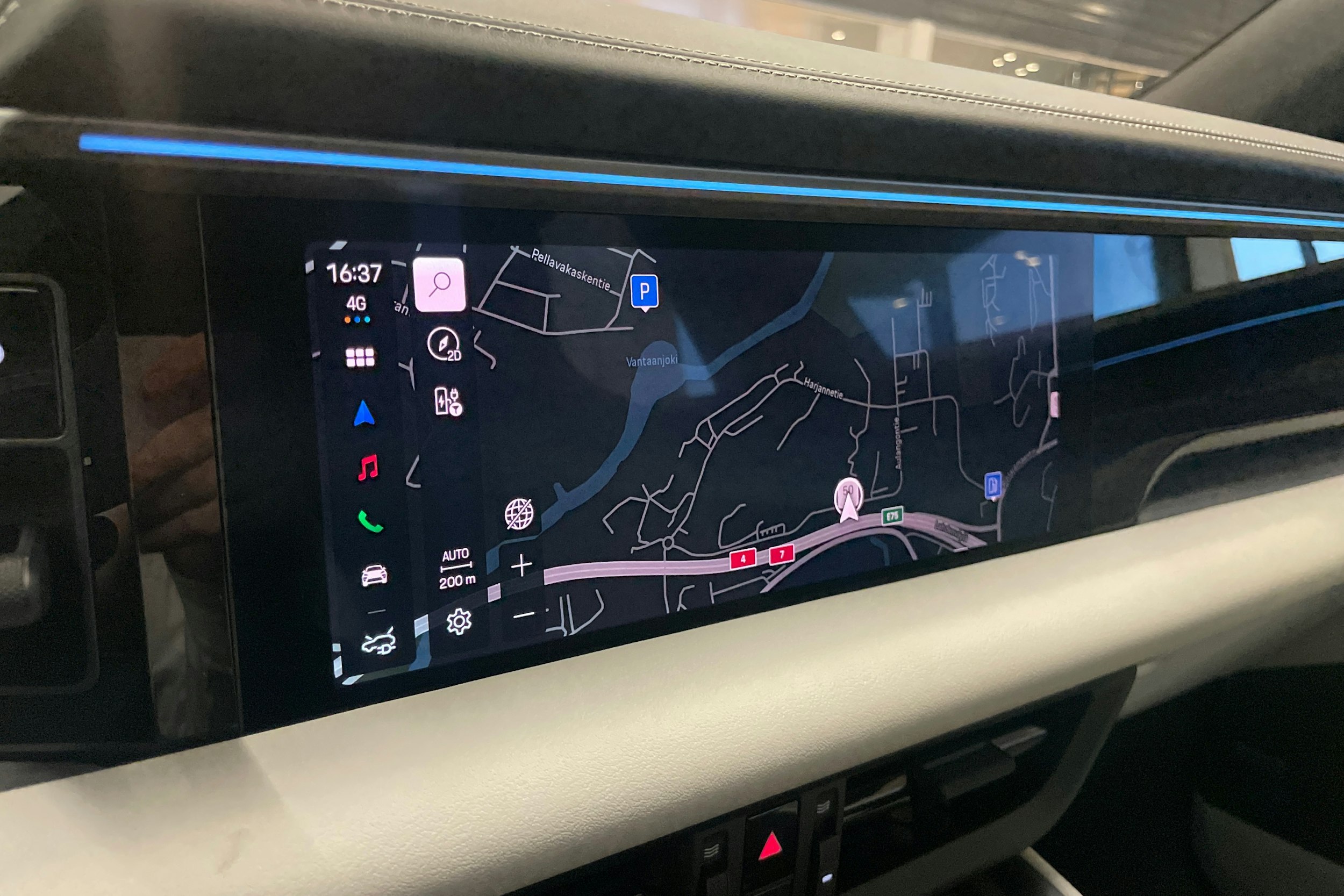 sininen Porsche Macan 2026 kuva 19.