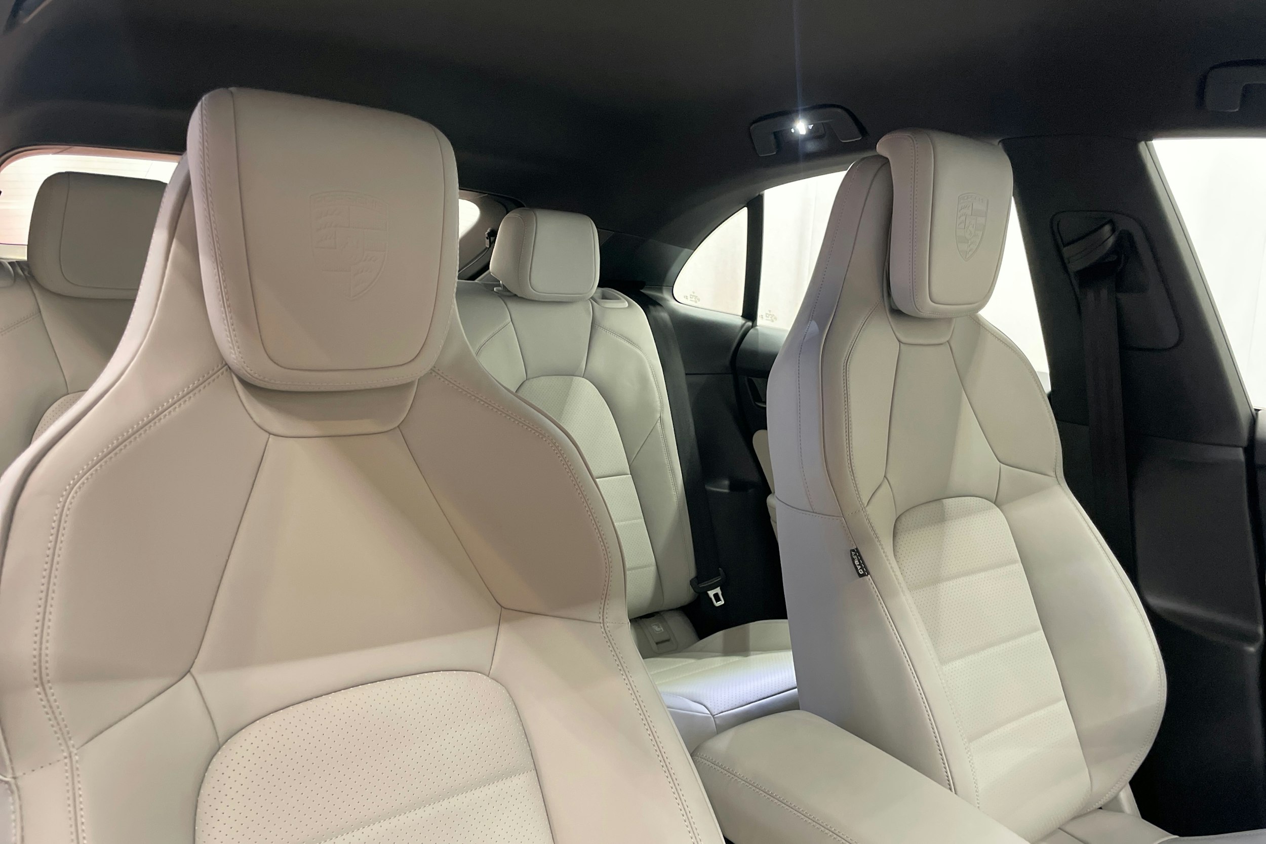 sininen Porsche Macan 2026 kuva 27.