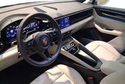 met. harmaa Porsche Macan 2026 kuva 6.