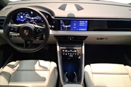 met. harmaa Porsche Macan 2026 kuva 7.