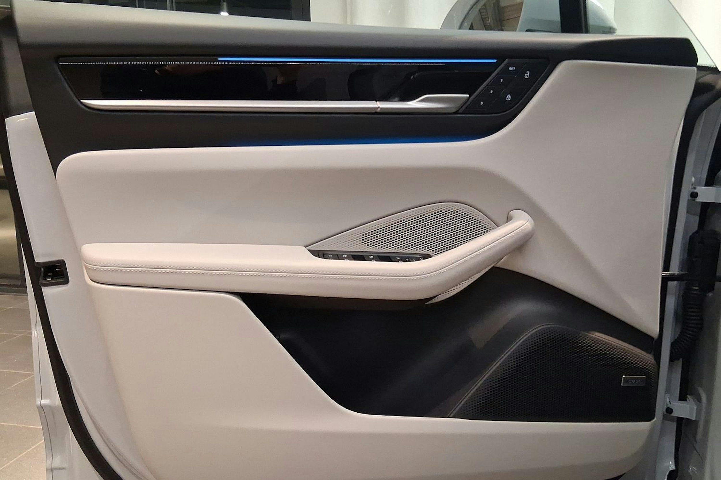 met. harmaa Porsche Macan 2026 kuva 10.