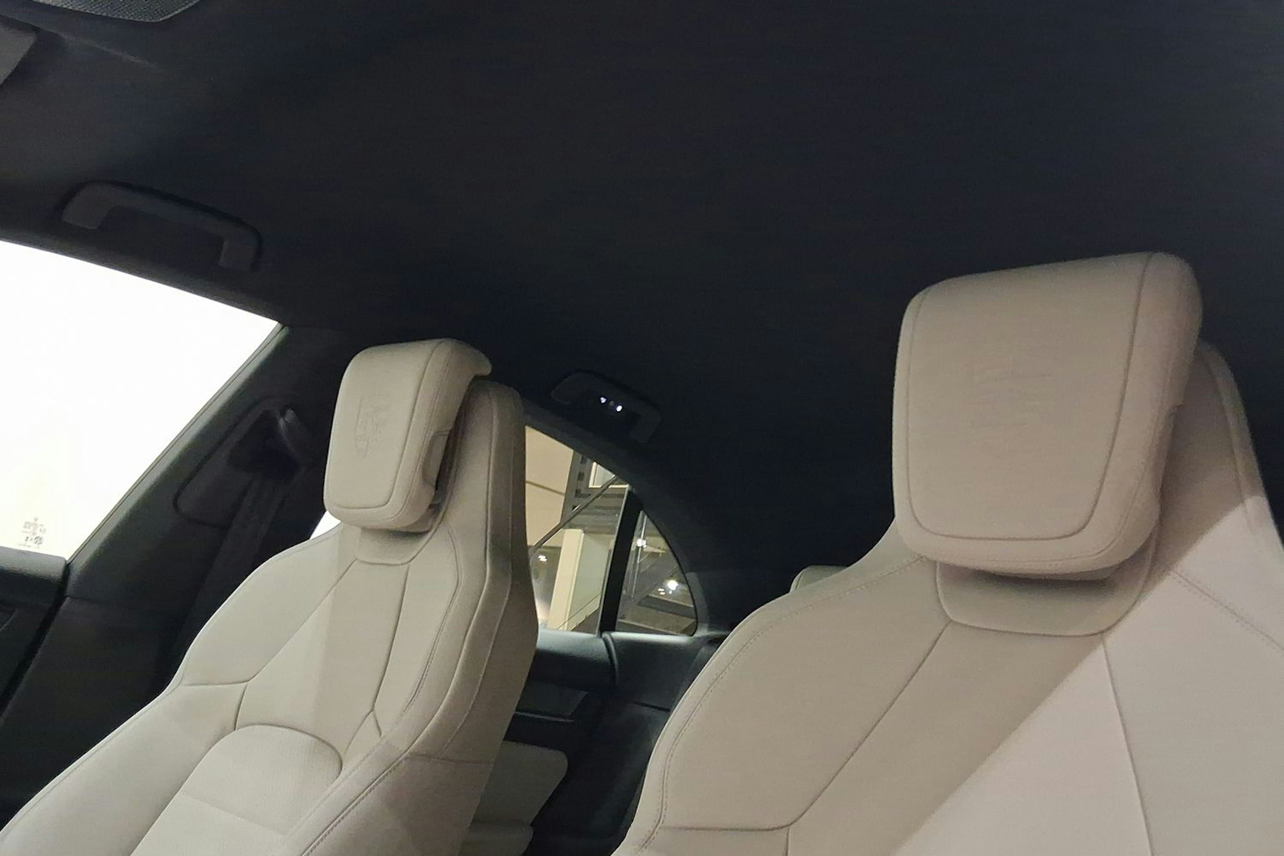 met. harmaa Porsche Macan 2026 kuva 12.