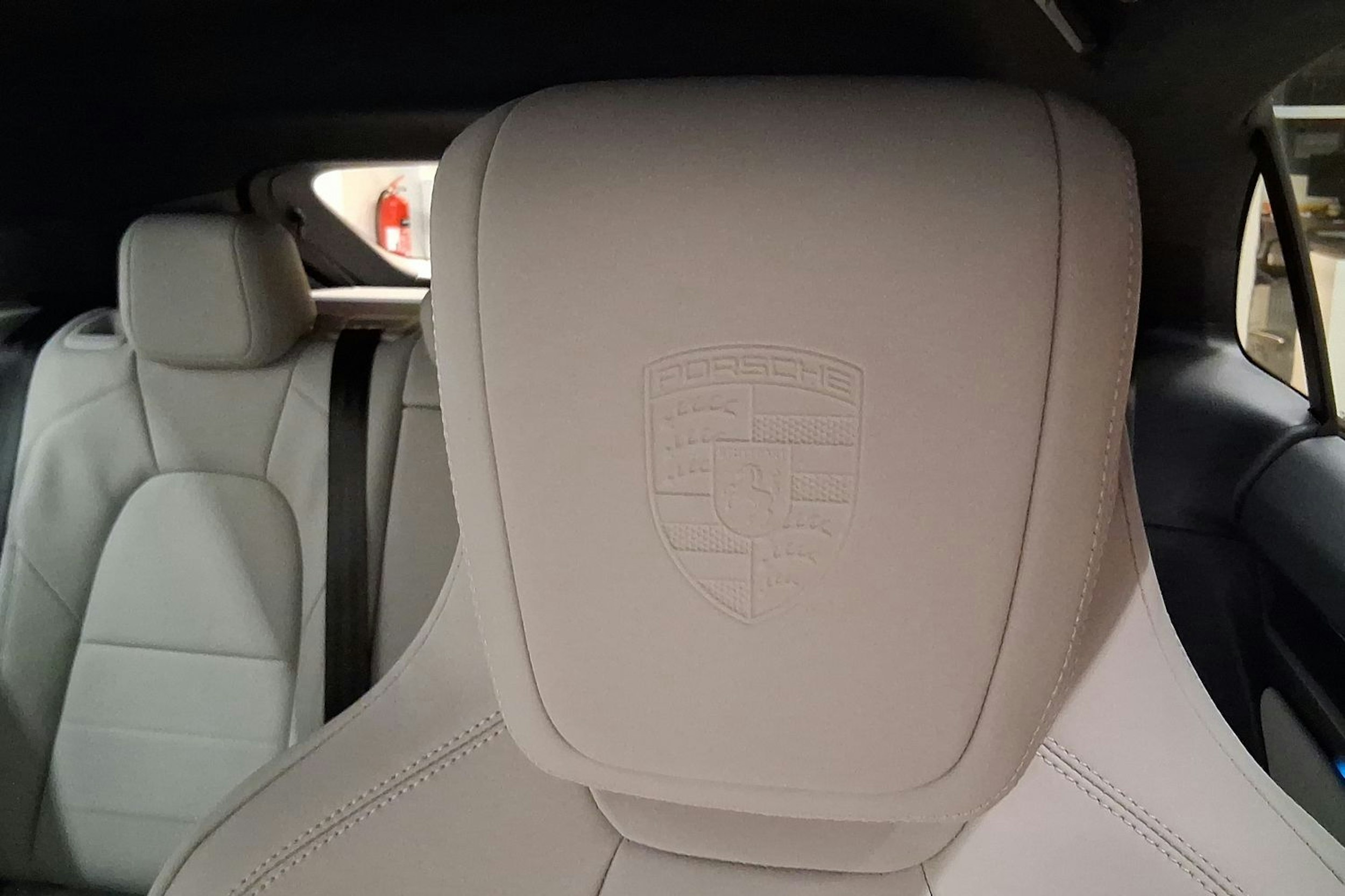 met. harmaa Porsche Macan 2026 kuva 13.