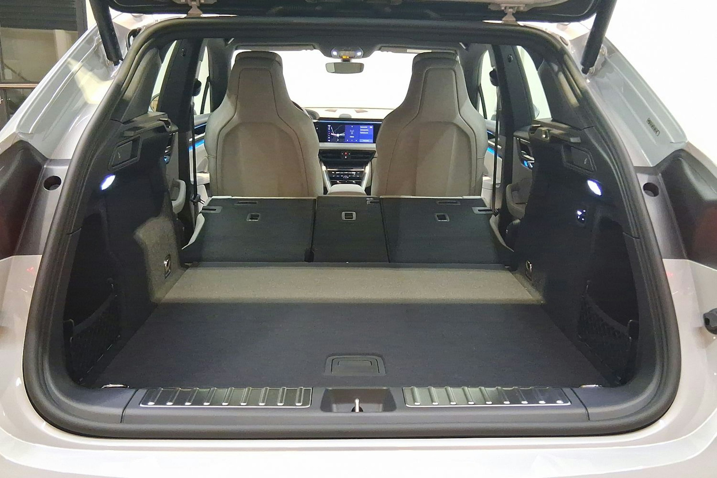 met. harmaa Porsche Macan 2026 kuva 21.