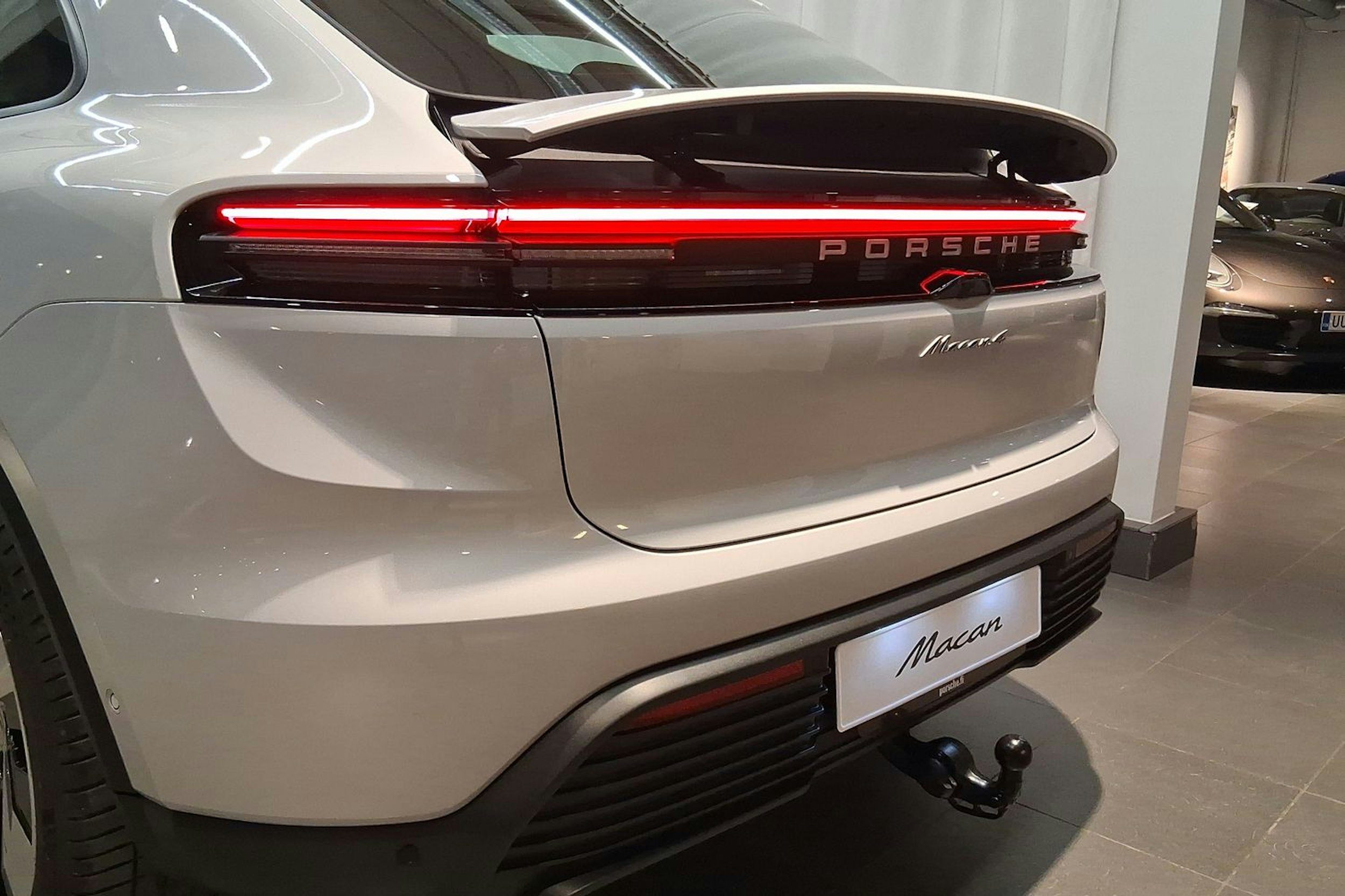 met. harmaa Porsche Macan 2026 kuva 23.